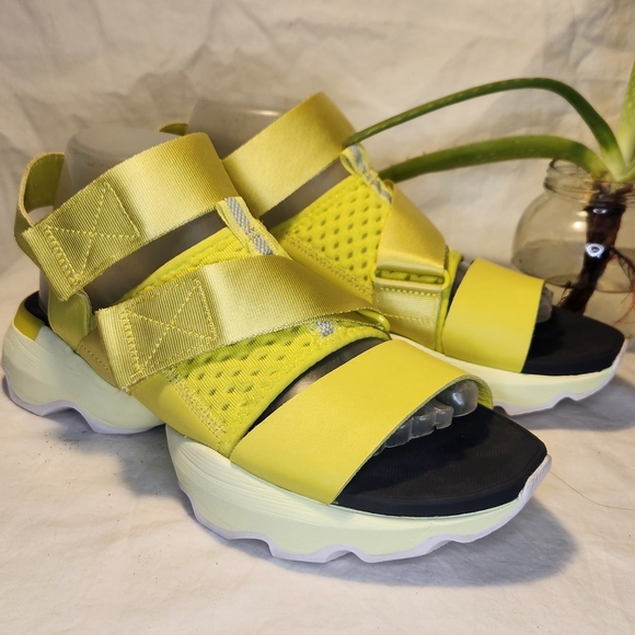 SOREL KINETIC IMPACT CHARTREUSE LEATHER WOMAN SANDALS SIZE 9.5/40.5 EUC - Picture 1 of 8